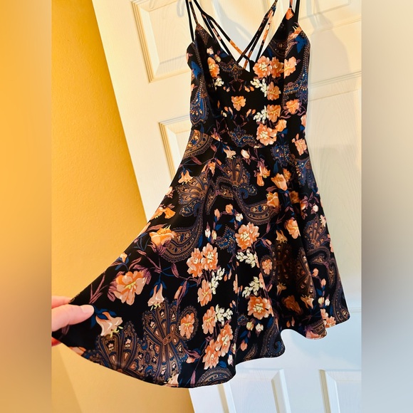 Bebe x Naven Floral Criss Cross Back Dress - Picture 2 of 7